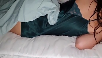 Aku Menyelinap Ke Kamar Saudara Tiriku Dan Berhubungan Seks Tanpa Kondom Dengan Vaginanya Yang Basah