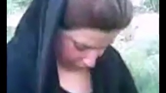 L'Aventure En Plein Air D'Une Femme Portant Un Hijab Arabe