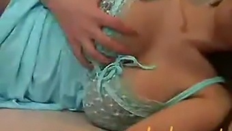 Une Femme Asiatique Mature Reçoit Une Leçon De Son Petit Ami