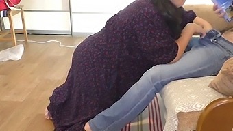 Maman Amateur Fait Une Fellation À Un Jeune Garçon Puis Écarte Ses Fesses Pour Une Sodomie
