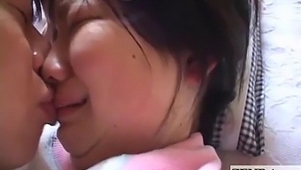 Une Écolière Japonaise Pure Se Laisse Aller Au Plaisir Oral Sur Des Partenaires Anglophones
