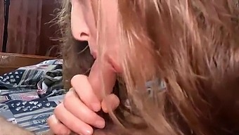 Liten Tonåring Med Små Bröst Längtar Efter Grov Sex