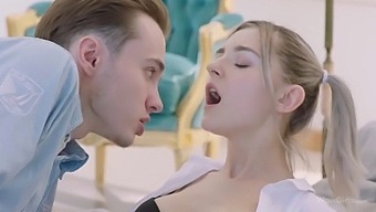 Une Jeune Russe Aux Gros Seins Séduit Et Fait Une Fellation À Un Garçon Excité