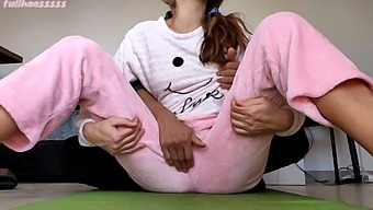 Partie 2: Ma Demi-Sœur Aime Me Regarder La Taquiner Avec Ma Chatte Mouillée Et Mes Petits Seins En Pyjama