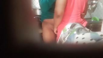Le Beau-Père Indien Devient Coquin Avec Sa Belle-Fille Pendant Qu'Il Cuisine