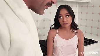 Jade Kimiko, Une Belle Asiatique, Se Fait Découvrir Dans La Cuisine Et Profite Du Grand Membre De Charles Dera