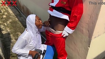 Sexe De Noël Avec Une Nana En Hijab Et Le Père Noël. Abonnez-Vous À La Chaîne Rouge