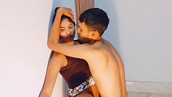 Le Demi-Frère Satisfait Sa Demi-Sœur Sexuellement Excitée Avec Un Gros Pénis.