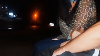 Rencontre Risquée: M'Exposer À Une Femme Qui Attend Le Bus