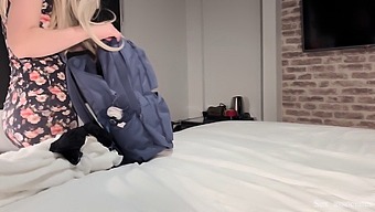 Belle-Mère Et Beau-Fils Se Livrent À Une Rencontre Interdite Dans Une Chambre D'Hôtel