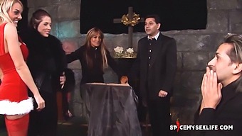 La Visite De Noël D'Une Blonde Au Père Noël Mène À Une Rencontre Chaude Avec Une Religieuse Et Un Prêtre