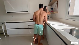 La Casalinga Sorpresa Si Gode Un Incontro Bollente In Cucina - Adaham