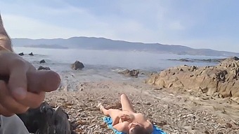 Un Homme Audacieux S'Expose À Une Femme Mature Nudiste Menant Au Plaisir Oral Sur La Plage.