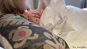 Plan Familial: Belle-Mère Et Fils Partagent Un Lit De Chambre D'Hôtel