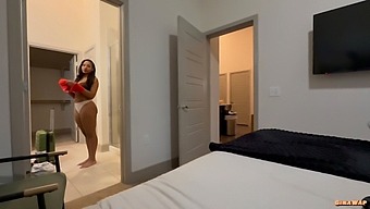 La Demi-Sœur Entre Sans Porter De Culotte.